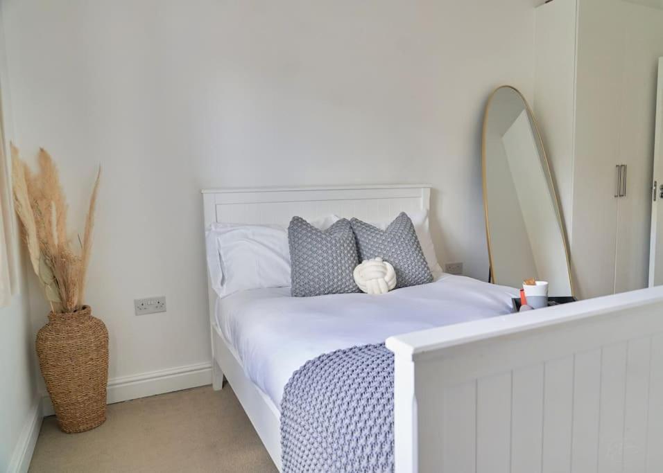 Stunning Luxury 2 Bed Apartment With En-Suite In Wokingham City Centre Exterior foto