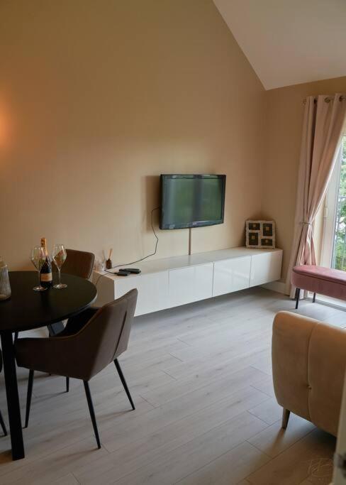 Stunning Luxury 2 Bed Apartment With En-Suite In Wokingham City Centre Exterior foto