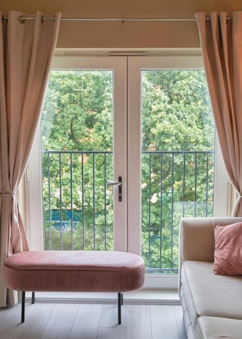 Stunning Luxury 2 Bed Apartment With En-Suite In Wokingham City Centre Exterior foto
