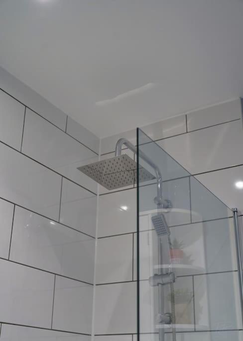 Stunning Luxury 2 Bed Apartment With En-Suite In Wokingham City Centre Exterior foto
