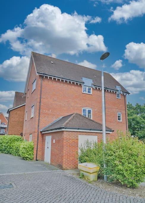 Stunning Luxury 2 Bed Apartment With En-Suite In Wokingham City Centre Exterior foto